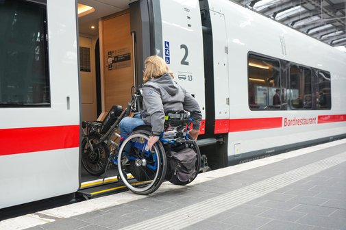 Eine Rollstuhlfahrerin testet den stufenlosen Einstig zum Wagen f&uuml;r mobilit&auml;tseingeschr&auml;nkte Reisende w&auml;hrend der Pr&auml;sentation des ICE L am 17.10.2025 im Berliner Ostbahnhof.