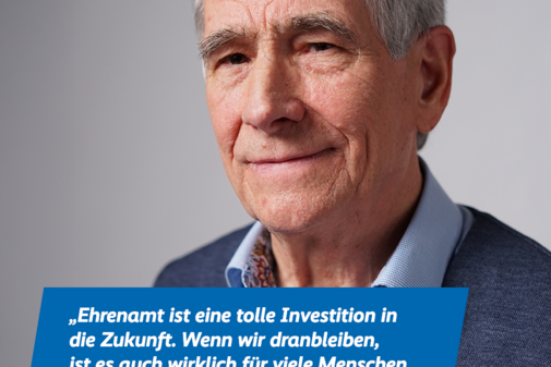 Das Bild zeigt ein Portraitfoto von Reinhold Nöth und das Zitat „Ehrenamt ist eine tolle Investition in die Zukunft. Wenn wir dranbleiben, ist es auch wirklich für viele Menschen eine tolle Hilfe“. Am oberen Bildrand sind das VdK-Logo und das Logo der Aktion Alles geht zusammen.