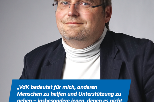 Ein Portraitfoto von Tobias Lotz und das Zitat „VdK bedeutet für mich, anderen Menschen zu helfen und Unterstützung zu geben – insbesondere denen, denen es nicht so gut geht.“ Am oberen Bildrand stehen das VdK-Logo und das Logo der Aktion Alles geht zusammen.
