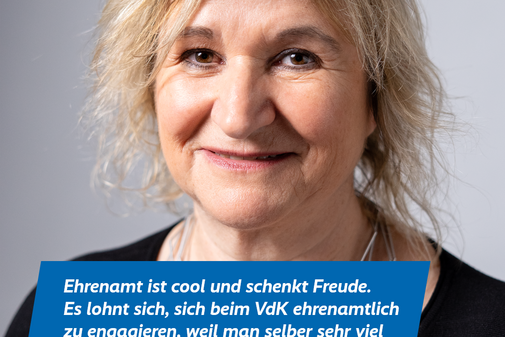 Das Bild zeigt ein Portraitfoto von Petra Mack und das Zitat „Ehrenamt ist cool und schenkt Freude. Es lohnt sich, sich beim VdK ehrenamtlich zu engagieren, weil man selber sehr viel zurückbekommt“. Am oberen Bildrand sind das VdK-Logo und das Logo der Aktion Alles geht zusammen.