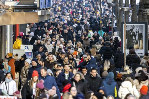 Zuwanderung in Deutschland Menschenmassen drängen sich durch eine der Haupt-Einkaufsstraßen von Stuttgart, die Königsstraße.