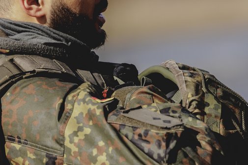Ein Soldat in Tarnkleidung mit Helm, aufgenommen im Rahmen der Militaeruebung Wettiner Schwert mit deutschen und tschechischen Soldaten bei Tangermuende am 26.03.2024