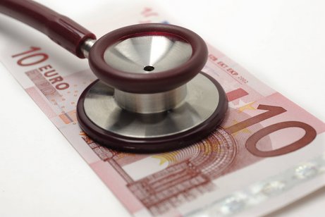 Ein Zehn-Euro-Schein, auf dem ein Stethoskop liegt