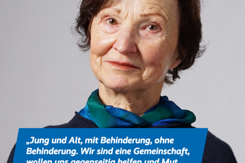 Ein Portraitfoto von Ursula Ertl und das Zitat „Jung und Alt, mit Behinderung oder ohne – wir sind eine Gemeinschaft, die sich gegenseitig hilft und Mut macht.“ Am oberen Bildrand stehen das VdK-Logo und das Logo der Aktion Alles geht zusammen.