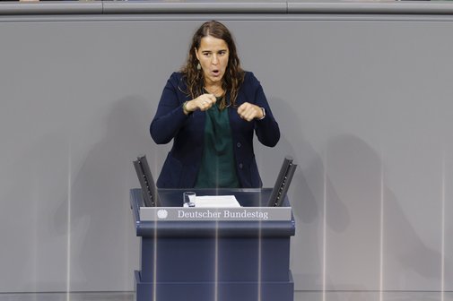 Heike Heubach im Deutschen Bundestag, sie steht am Rednerpult