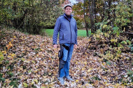 Jan H&ouml;rberg mit der Beinorthese unterwegs im herbstlichen Wald 