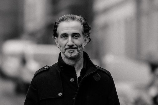 Das Portraitfoto zeigt Kai Viehof, der in die Kamera lacht