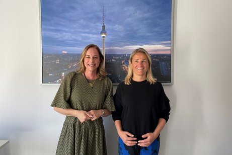 Hildegard Bentele und Verena Bentele stehen nebeneinander. Hinter ihnen hängt ein Bild an der Wand, auf dem der Berliner Fernsehturm zu sehen ist.