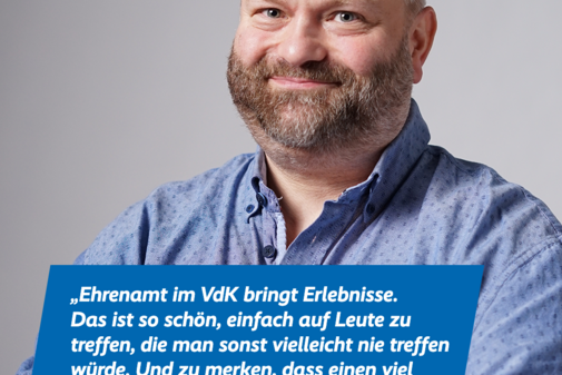 Das Bild zeigt ein Portraitfoto von Jörg Stasch und das Zitat "Ehrenamt im VdK bringt Erlebnisse. Das ist so schön, einfach auf Leute zu treffen, die man sonst vielleicht nie treffen würde. Und zu merken, dass einen viel Identisches antreibt." Am oberen Bildrand sind das VdK-Logo und das Logo der Aktion Alles geht zusammen.