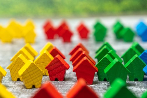 Bunte kleine Holzh&auml;user als Symbol f&uuml;r Wohnen und Wohnungsmarkt