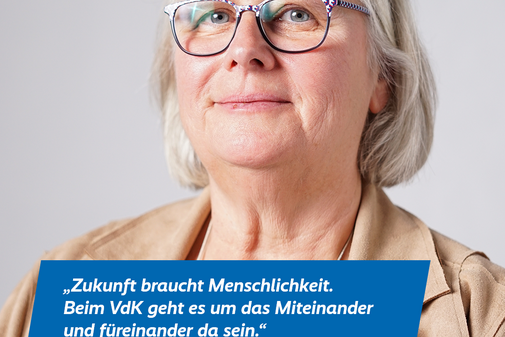 Gabriele Jakob, Bayern Das Plakatmotiv zeigt am oberen Rand das Logo der Aktion "Alles geht zusammen" und das VdK-Logo, darunter ein großes Portraitfoto von Gabriele Jakob und das Zitat „Zukunft braucht Menschlichkeit. Beim VdK geht es um das Miteinander und darum, füreinander da zu sein.“