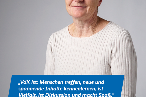 Katrin Dworak, Sachsen Das Plakatmotiv zeigt am oberen Rand das Logo der Aktion "Alles geht zusammen" und das VdK-Logo, darunter ein großes Portraitfoto von Katrin Dworak und das Zitat „VdK ist: Menschen treffen, neue und spannende Inhalte kennenlernen, Vielfalt, Diskussion und Spaß.“