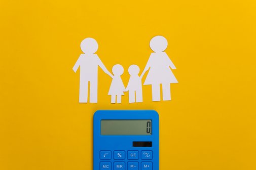 Ein blauer Taschenrechner und Scherenschnitt einer Familie mit zwei Kindern auf gelben Hintergrund
