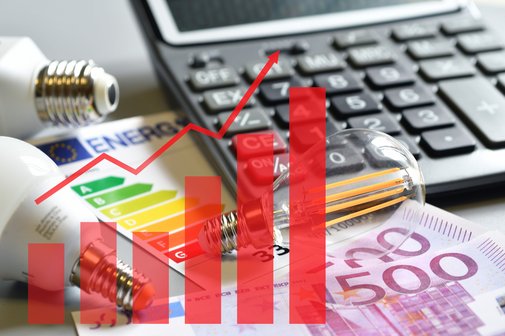 Die Bildcollage zeigt einen Taschenrechner, Gl&uuml;hbirnen, Geldscheine und dar&uuml;ber gelegt einen Graphen mit steigenden roten Balken als Symbol f&uuml;r steigende Preise, vor allem f&uuml;r Energie