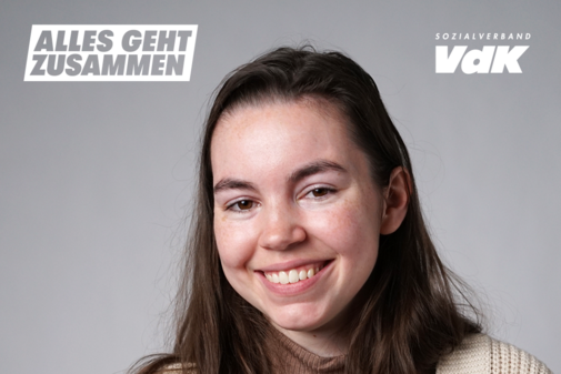 Das Bild zeigt ein Portraitfoto von Laura Schmidt und das Zitat "Die Gemeinschaft im VdK bedeutet für mich Zusammenhalt und Unterstützung. Wenn ihr Hilfe braucht, kommt zu uns - wir sind für euch da." Am oberen Bildrand sind das VdK-Logo und das Logo der Aktion Alles geht zusammen.