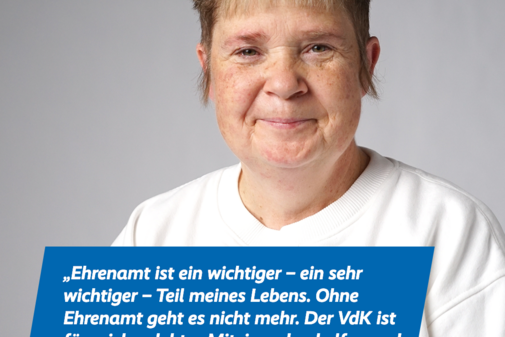 Das Bild zeigt ein Portraitfoto von Britt Rotha und ihr Zitat "Ehrenamt ist ein wichtiger - ein sehr wichtiger - Teil meines Lebens. Ohne Ehrenamt geht es nicht mehr. Der VdK ist für mich gelebtes Miteinander. Helfen und dabei Freude erleben". Am oberen Bildrand sind das VdK-Logo und das Logo der Aktion Alles geht zusammen.