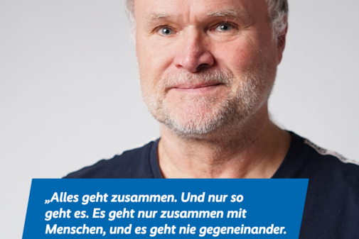 Das Bild zeigt ein Portraitfoto von Frank Lauxtermann und das Zitat "Alles geht zusammen. Und nur so geht es. Es geht nur zusammen mit Menschen, und es geht nie gegeneinander. Es geht zusammen, weil es auch zusammengehört.". Am oberen Bildrand sind das VdK-Logo und das Logo der Aktion Alles geht zusammen.