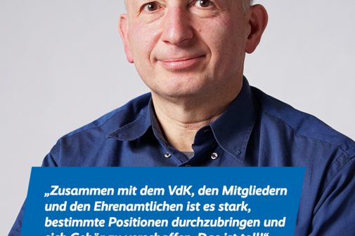 Das Bild zeigt ein Portraitfoto von Thomas Kaul und das Zitat „Zusammen mit dem VdK, den Mitgliedern und den Ehrenamtlichen ist es stark, bestimmte Positionen durchzubringen, sich Gehör zu verschaffen. Das ist toll!“. Am oberen Bildrand sind das VdK-Logo und das Logo der Aktion Alles geht zusammen.