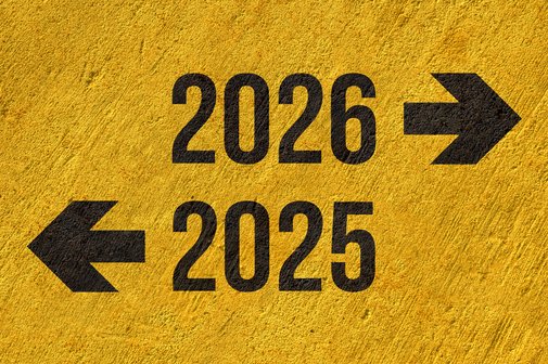 Was ändert sich 2026? Auf goldgelbem Hintergrund steht die Zahl 2026 mit einem Pfeil nach rechts und darunter die Zahl 2025 mit einem Pfeil nach links.