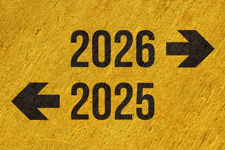 Auf goldgelbem Hintergrund steht die Zahl 2026 mit einem Pfeil nach rechts und darunter die Zahl 2025 mit einem Pfeil nach links. 