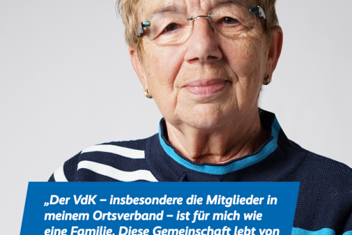 Das Bild zeigt ein Portraitfoto von Gunda Menkens und das Zitat "Der VdK, besonders meine Mitglieder im Ortsverband, ist eigentlich wie eine Familie. Die Gemeinschaft ist ein großer Zusammenhalt.". Am oberen Bildrand sind das VdK-Logo und das Logo der Aktion Alles geht zusammen.