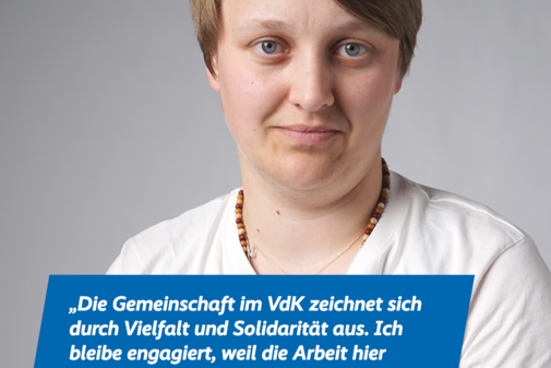 Das Bild zeigt ein Portraitfoto von Miriam Wagner und das Zitat „Die Gemeinschaft im VdK zeichnet sich durch Vielfalt und Solidarität aus. Ich bleibe engagiert, weil die Arbeit hier Freude bereitet und man tatsächlich etwas bewirken kann.“ Am oberen Bildrand sind das VdK-Logo und das Logo der Aktion Alles geht zusammen.