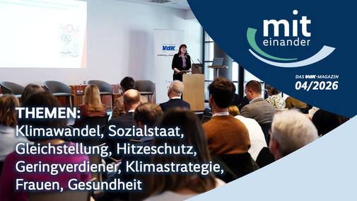 Thumbnail f&uuml;r Miteinander April: Ein Konferenzraum mit sitzendem Publikum, das einer Rednerin am Podium zuh&ouml;rt. Auf einer Leinwand ist eine Pr&auml;sentation zu sehen. Rechts im Bild ein grafisches Overlay mit dem Titel &bdquo;miteinander&ldquo; und dem Hinweis &bdquo;Das VdK-Magazin 04/2026&ldquo;. Unten links stehen die Themen: Klimawandel, Sozialstaat, Gleichstellung, Hitzeschutz, Geringverdiener, Klimastrategie, Frauen, Gesundheit.