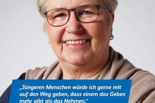 Birgit Ohlhoff, Niedersachsen-Bremen Das Plakatmotiv zeigt am oberen Rand das Logo der Aktion "Alles geht zusammen" und das VdK-Logo, darunter ein großes Portraitfoto von Birgit Ohlhoff und das Zitat „Jüngeren Menschen würde ich gerne mit auf den Weg geben, dass einem das Geben mehr gibt als das Nehmen.“