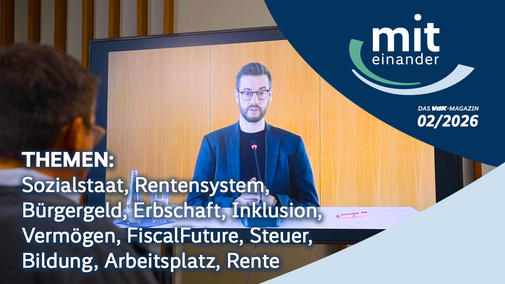 Carl M&uuml;hlbach von Fiscal Future spricht per Video&uuml;bertragung auf einem gro&szlig;en Bildschirm in einem Konferenzraum; im Vordergrund ist eine Person unscharf von hinten zu sehen. M&uuml;hlbach steht an einem Tisch mit Mikrofon und Unterlagen vor einer Holzverkleidung. Rechts im Bild ein grafisches Overlay mit dem Titel &bdquo;miteinander&ldquo; und dem Hinweis &bdquo;Das VdK-Magazin 02/2026&ldquo;. Unten links stehen die Themen: Sozialstaat, Rentensystem, B&uuml;rgergeld, Erbschaft, Inklusion, Verm&ouml;gen, FiscalFuture, Steuer, Bildung, Arbeitsplatz, Rente.