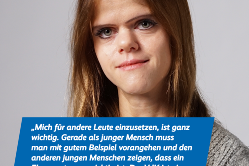 Das Bild zeigt ein Portraitfoto von Resi Herold und das Zitat „Mich für andere Leute einzusetzen, ist ganz wichtig. Gerade als junger Mensch muss man mit gutem Beispiel vorangehen und den anderen jungen Menschen zeigen, dass ein Ehrenamt ganz wichtig ist. Der VdK ist ein toller Verband“. Am oberen Bildrand sind das VdK-Logo und das Logo der Aktion Alles geht zusammen.