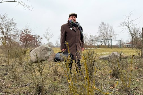 Dr. Amin Ballouz drau&szlig;en im Gr&uuml;nen in der Uckermark.