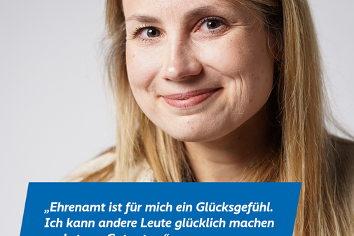Michaela Kral, Niedersachsen-Bremen Das Plakatmotiv zeigt am oberen Rand das Logo der Aktion "Alles geht zusammen" und das VdK-Logo, darunter ein großes Portraitfoto von Michaela Kral und das Zitat „Ehrenamt ist für mich ein Glücksgefühl. Ich kann andere Leute glücklich machen und etwas Gutes tun.“