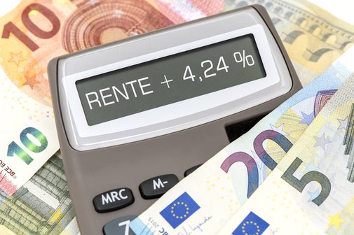 Geldscheine und ein Taschenrechner, in dessen Display steht "Rente +4,24 %"