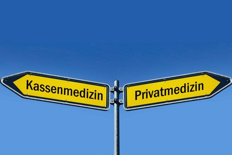 Die Bildmontage zeigt Wegweiser mit der Aufschrift "Kassenmedizin" und "Privatmedizin"
