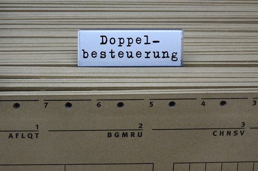 Hänge-Register mit Akten darin und einem Etikett "Doppelbesteuerung"
