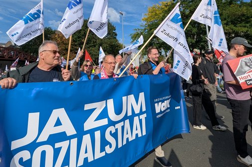 Teilnehmende mit VdK-Bannern bei der DGB-Demo in Essen