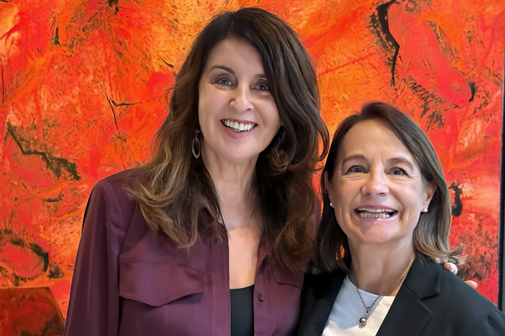 Brigitte Huber und Anne-Bärbel Köhle nebeneinander, beide lachen in die Kamera