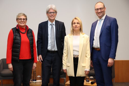 Das Foto zeigt von links nach rechts: Sabine Dittmar, Parlamentarische Staatssekretärin im Bundesgesundheitsministerium, Michael Pausder, Landesgeschäftsführer VdK Bayern, Verena Bentele, Landesvorsitzende VdK Bayern und Bernhard Seidenath, Vorsitzender des Gesundheitsausschusses im Bayerischen Landtag.