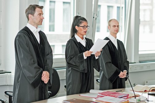 Eine Richterin verk&uuml;ndet ein Urteil.