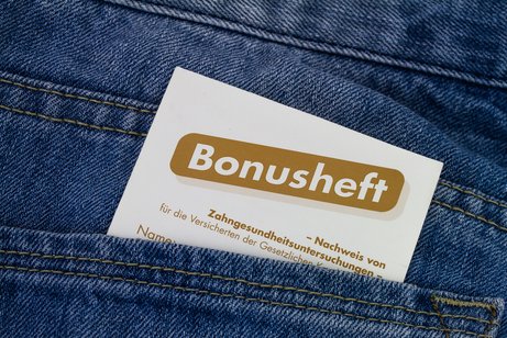 Bonusheft in einer Hosentasche.
