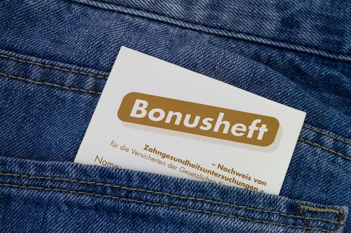 Bonusheft in einer Hosentasche.