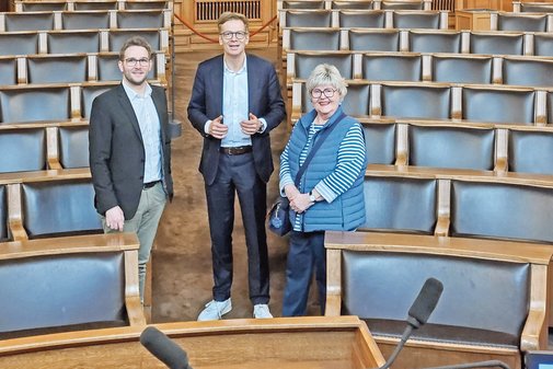 Dirk Kienscherf mit Renate Schommer und Stefan Svoboda im Plenarsaal