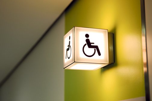 Eine Lampe in Würfelform mit Rollstuhlsymbol.