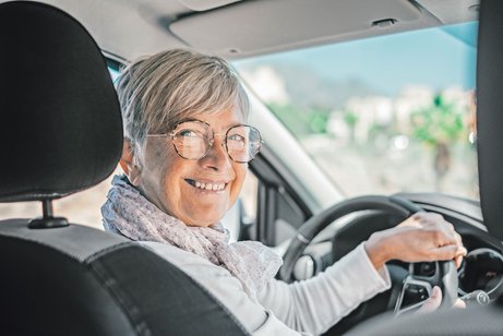 Praktische &Uuml;bungen mit dem eigenen Auto wie das Ausweichen auf unterschiedlichen Fahrbahnbel&auml;gen geben Sicherheit.