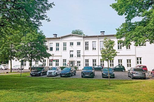 Außenansicht zweigeschossiges Haus für Barrierefreiheit am Alsterdorfer Markt 7.