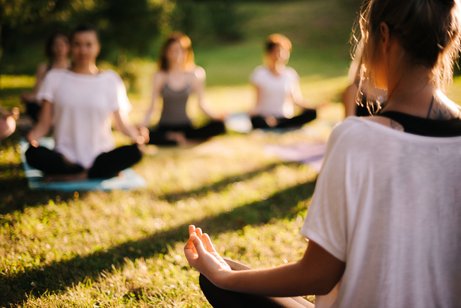 Eine Gruppe &uuml;bt Yoga.