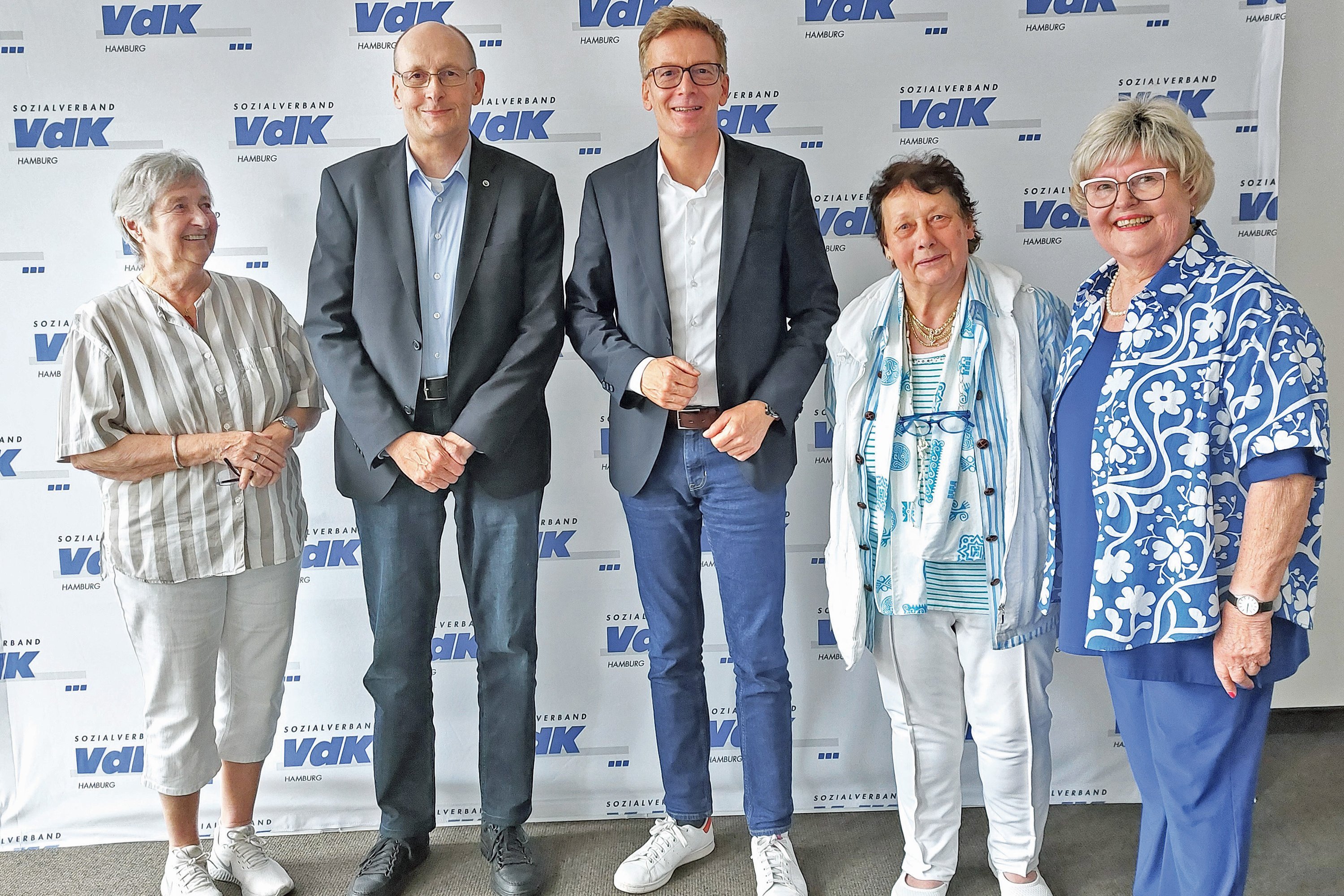 VdK Hamburg im Austausch mit Dirk Kienscherf Gruppenbild mit Vorstandsmitgliedern vom VdK Hamburg und Dirk Kienscherf.