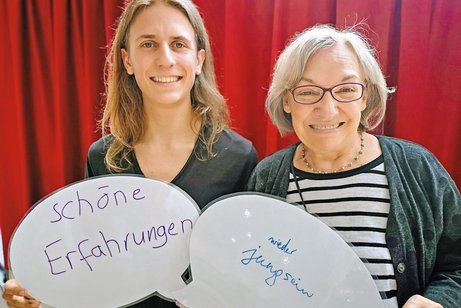 Jung und Alt erkunden die Kulturwelt