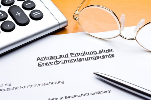 Das Symbolbild zeigt ein Formular zur Erwerbsminderungsrente, einen Taschenrechner sowie eine Brille und einen Stift.