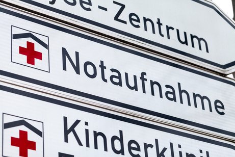 Im Notfall ist man froh, endlich das Schild &bdquo;Notfallaufnahme&ldquo; zu sehen.